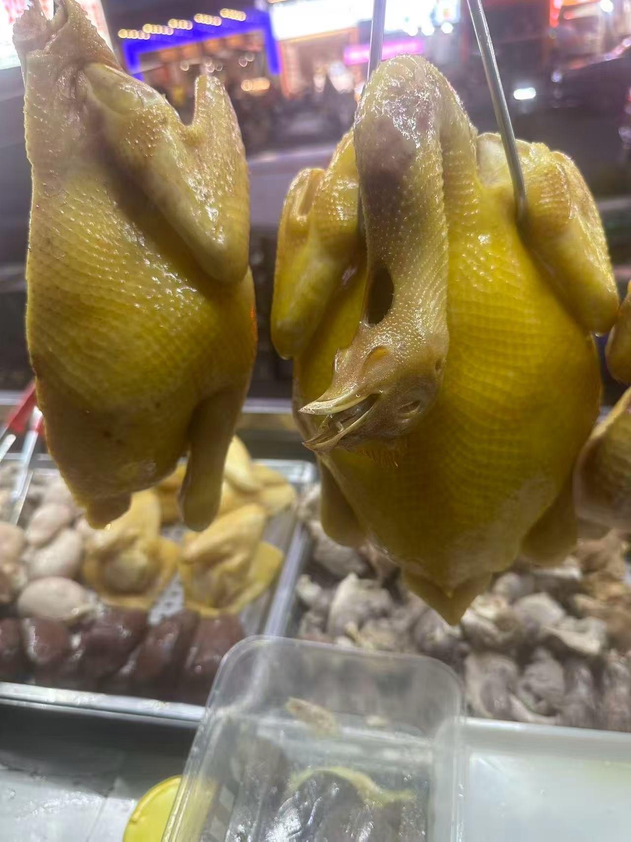 经过在这个档口买广西博白特色白却猪脚，白切鸡，白切鸭，柠檬鸭，隔山肉，猪小肚，