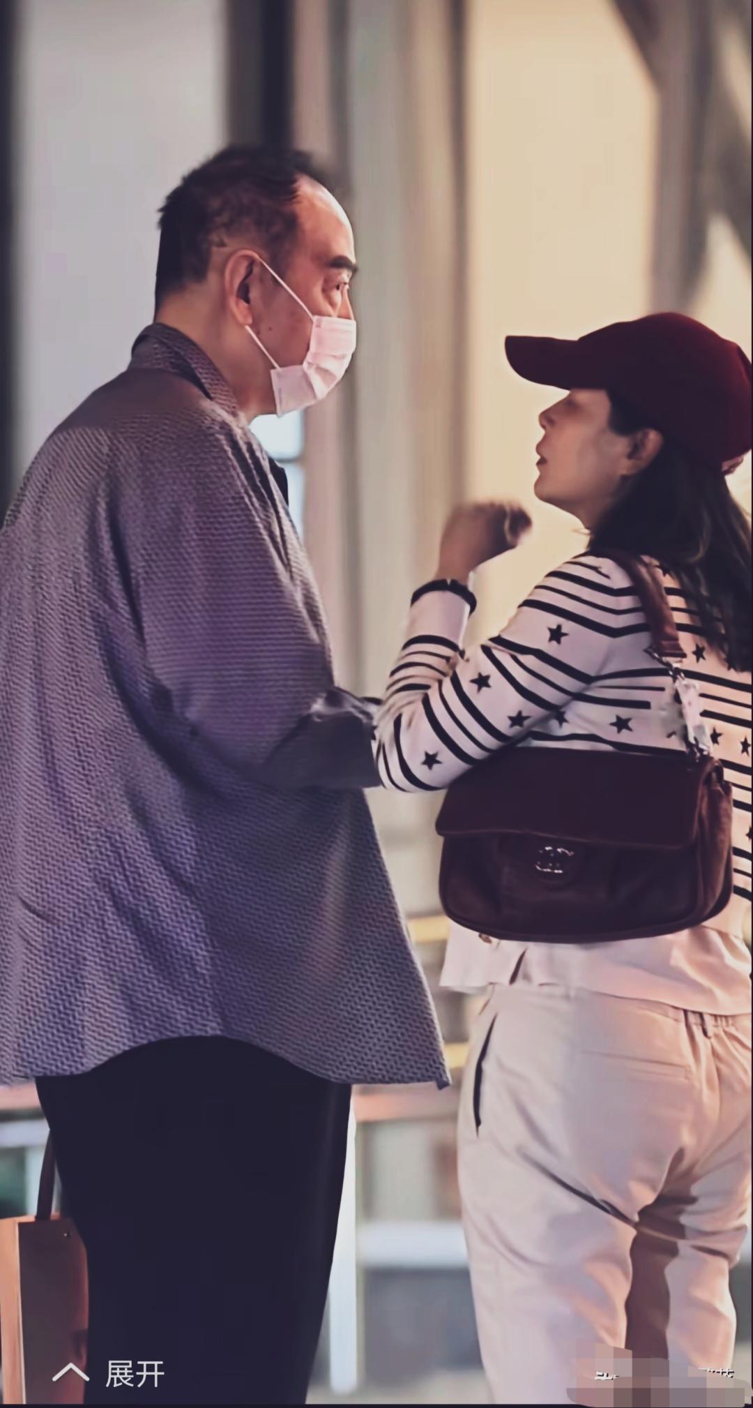 陈凯歌陈红夫妇现身一商场门口，陈凯歌走略显蹒跚，陈红在一旁自然的挽着陈凯歌的手臂