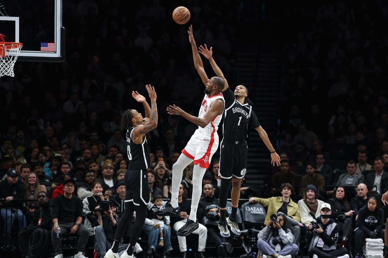 其实火箭目前的打法只要阿杜年轻10岁，一切问题就迎刃而解了现在是防守有余进攻