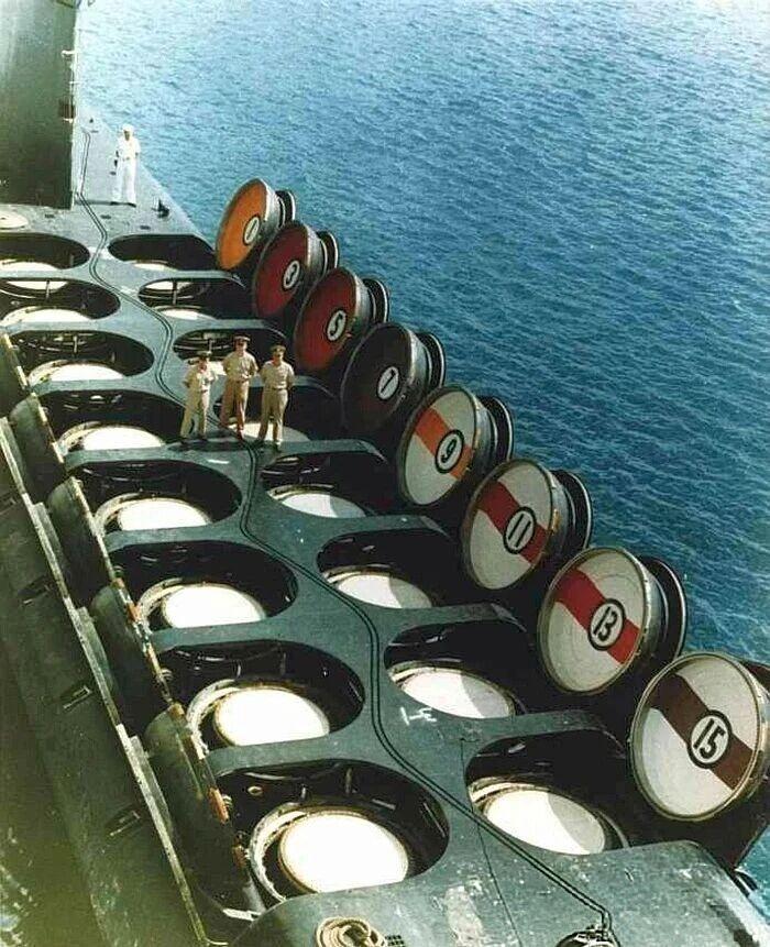 70年代，美国海军的拉菲特级弹道导弹核潜艇，打开了全部16个潜射弹道导弹发射筒的
