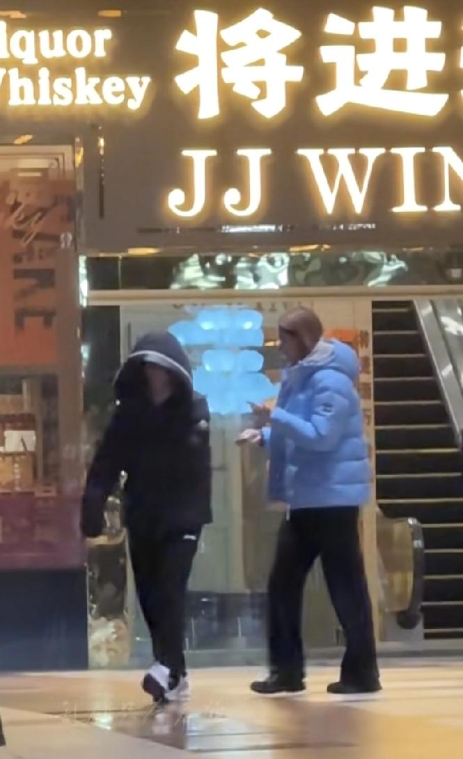 王曼昱今晚与徐奕、陈熠三个小姐妹一起外出聚餐！看来来成都第一件事还是要例行吃顿