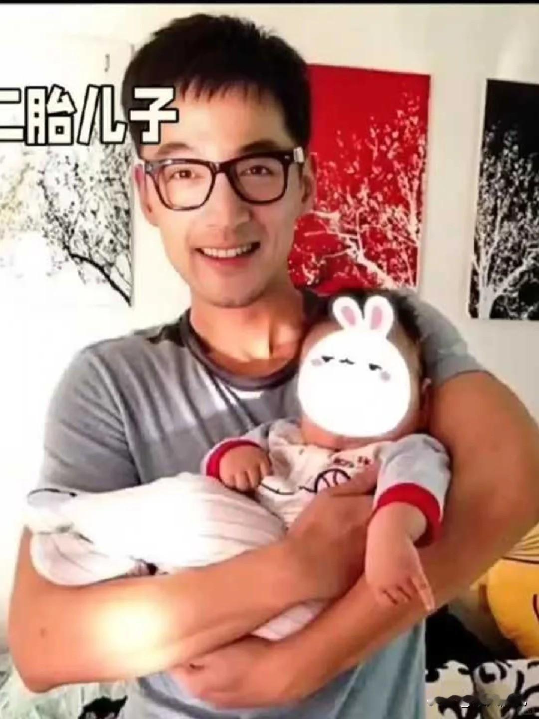 听说胡歌妈妈曾希望，儿子找个女科学家，谁知最后“达标”的竟是踏实顾家的经纪人