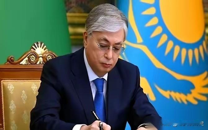 以后在哈萨克斯坦，想跟孩子们聊点“不一样”的，可能就违法了。就刚刚，他们总统托