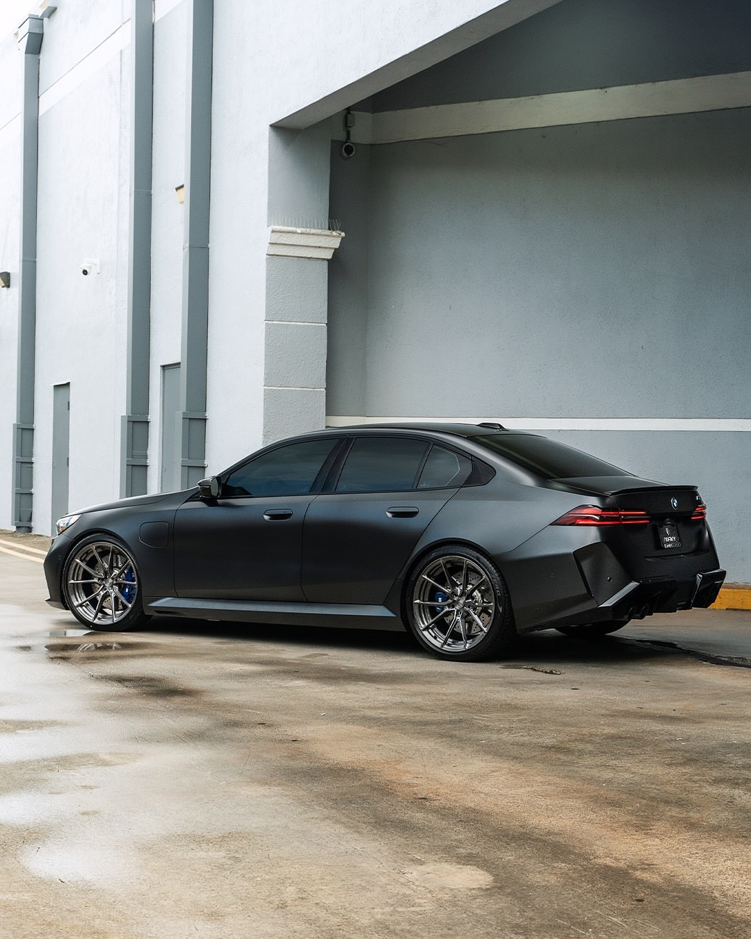 😈恐怖的黑色2025BMWG90M5采用H&R避震降低车身，并配备22