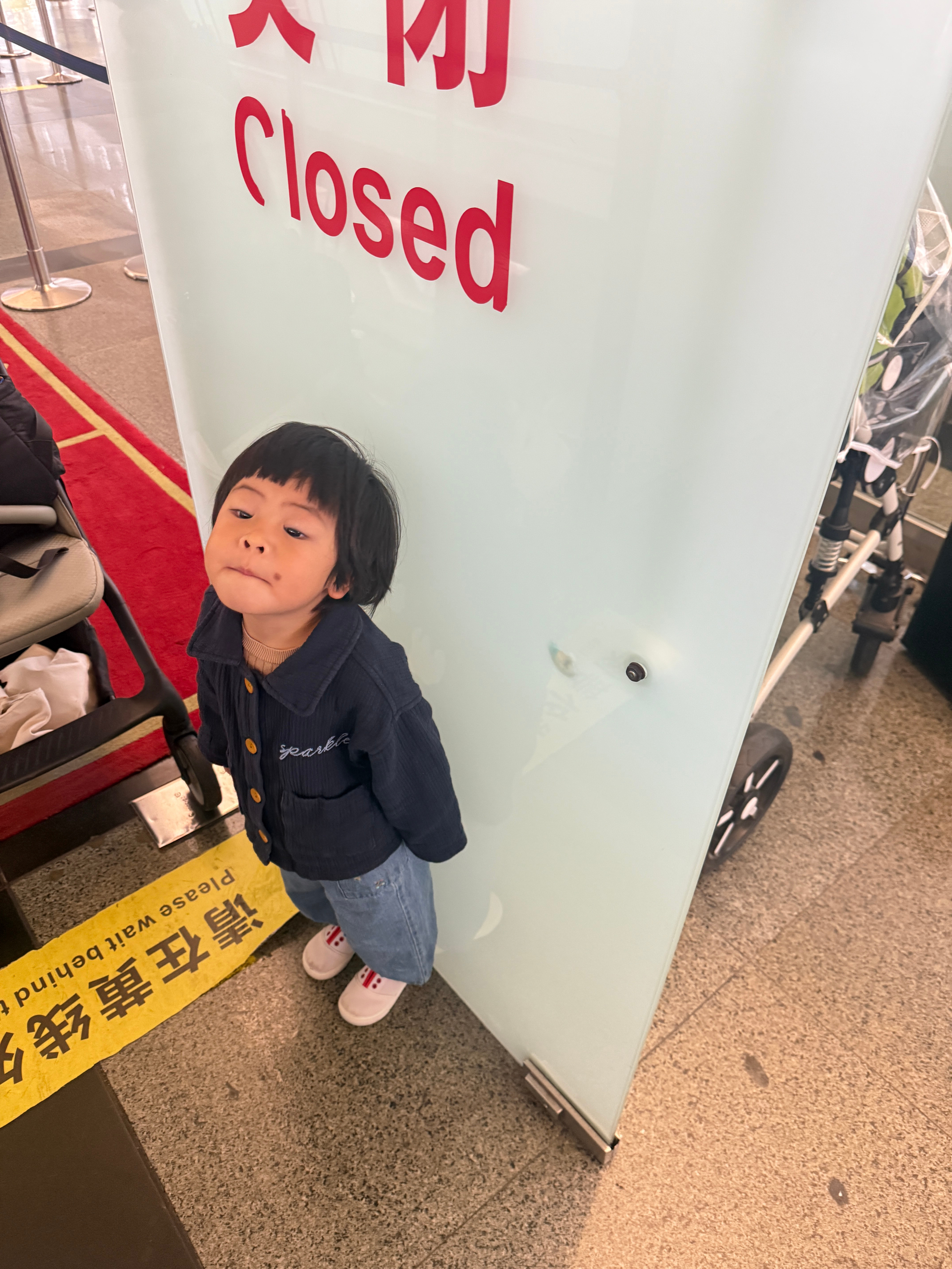 球宝过安检工作人员：小朋友头抬高一点哦！旅毛球清迈行