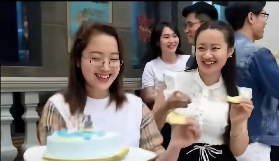 生日宴上的高光，不等于人生的通行证。明珍珍和姑姑明菊兰曾被众星捧月，风光无限，可