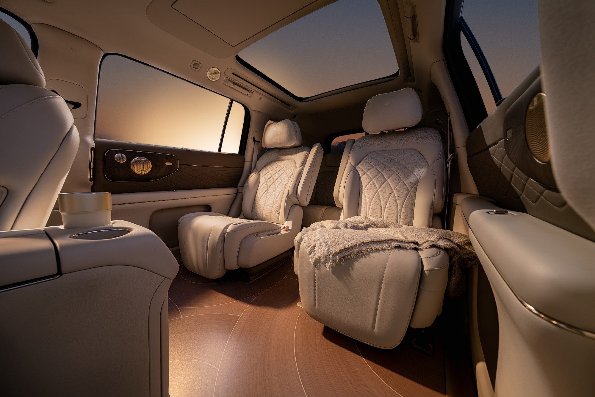 智己LS9这个木地板，确实很高级啊，质感做的很棒，地板下面就是地暖，感觉很舒服