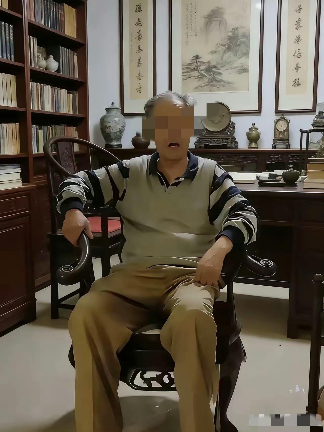 八十岁前南京博物院院长徐老爷子往黄花梨太师椅上一坐，满屋子红木家具衬得他气度不凡