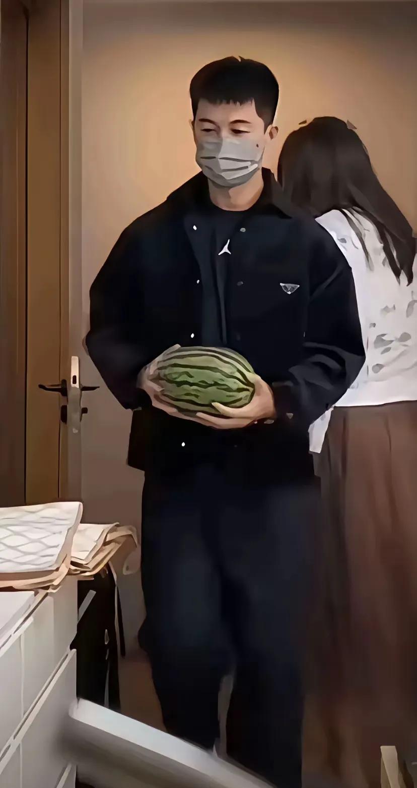 南京红姐开个杂货铺没问题吧！很多小伙子登门不空着手，有的抱着个西瓜，有的拎着条鱼