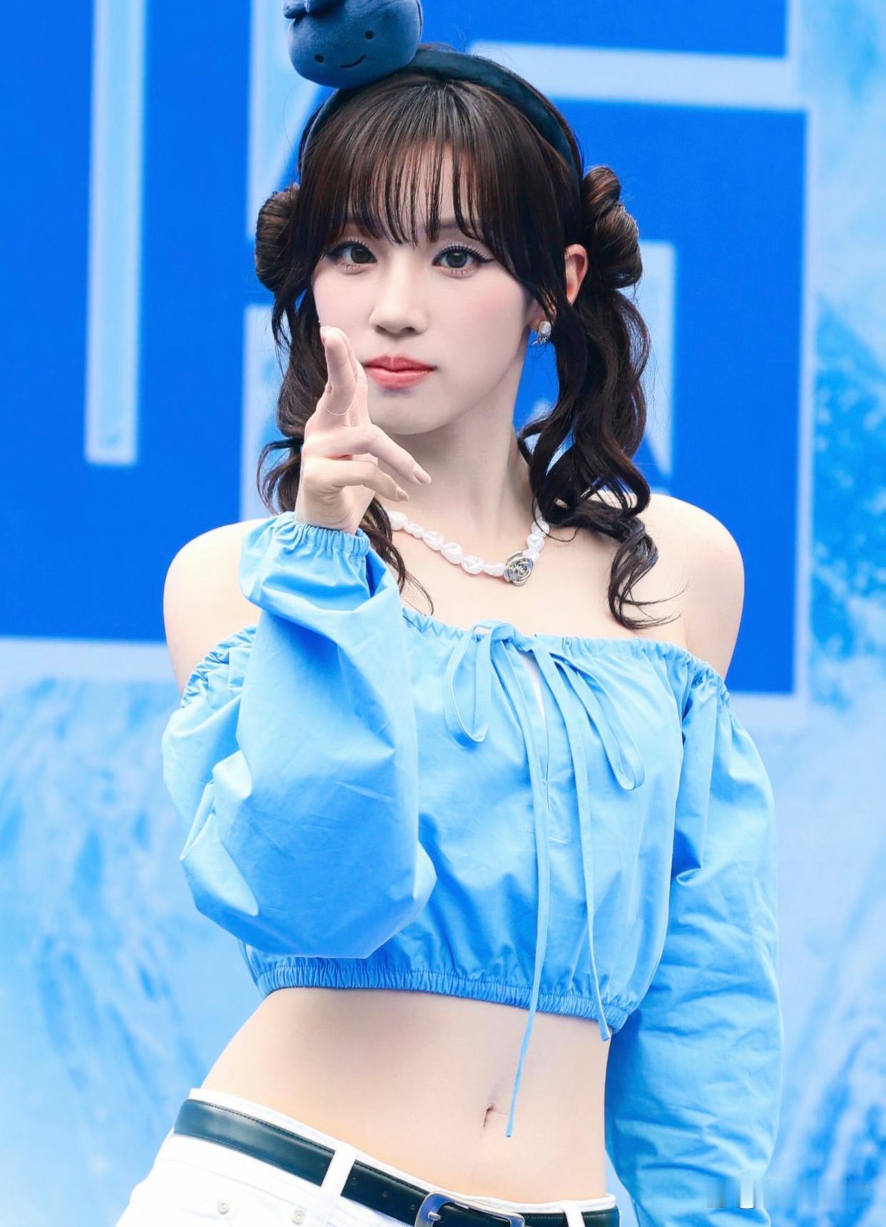 1.网传易梦玲为了全身美白，会在身体各个部位涂抹美白精华，不同部位选用的产品还