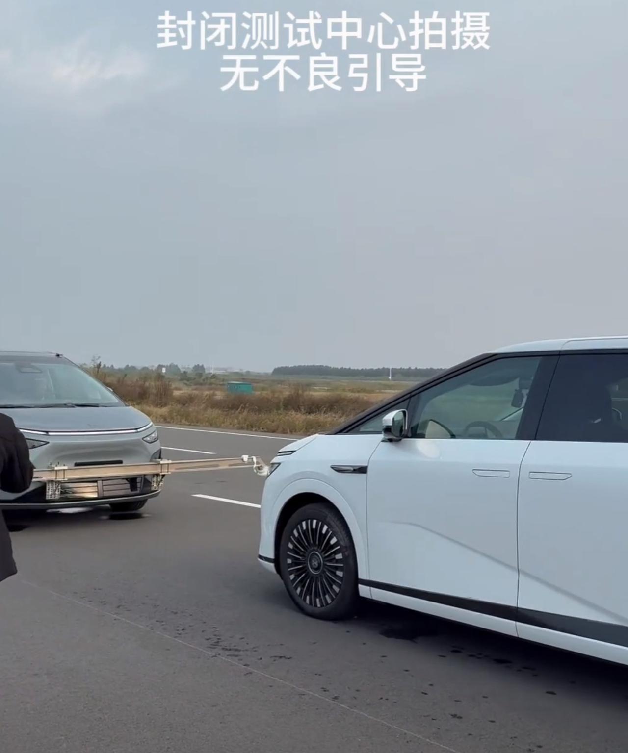 何小鹏又笑开花了，上次是机器人的事情赢麻了，这次汽车方面又赢了。大网红陈震在测