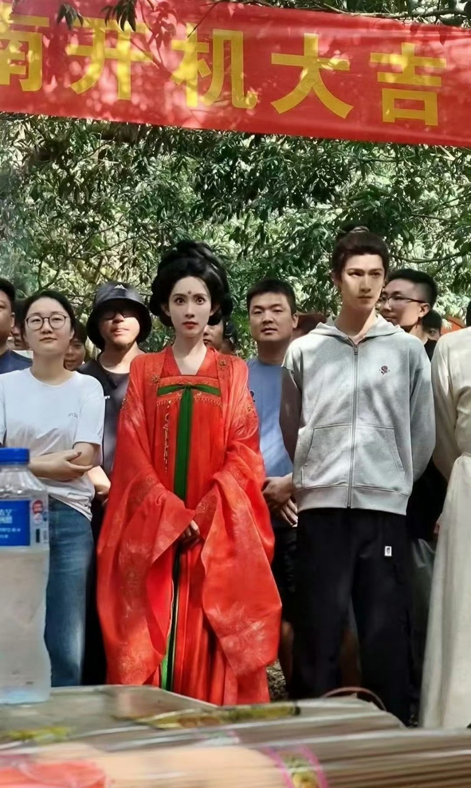 把两个人的眼睛都拍的好怪​​​