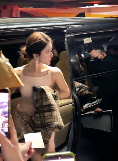 当年真的巅峰盛况，仿佛是内娱有史以来最高光的时候，里面所有人都经历了铺天盖地的全