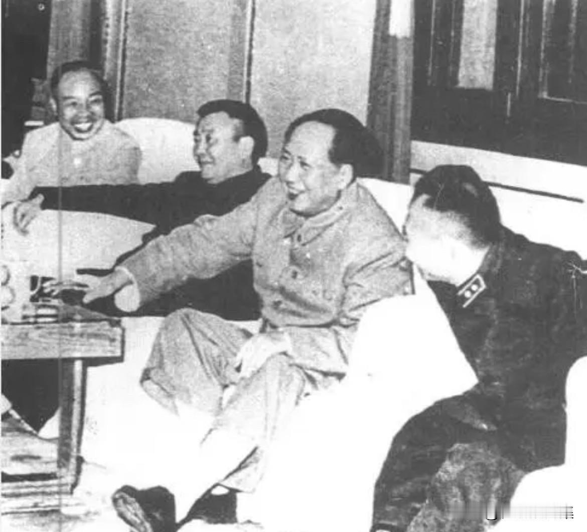 1959年毛泽东在广州接见参加全军政治工作会的同志，右一为刘志坚。当廖汉生提到下