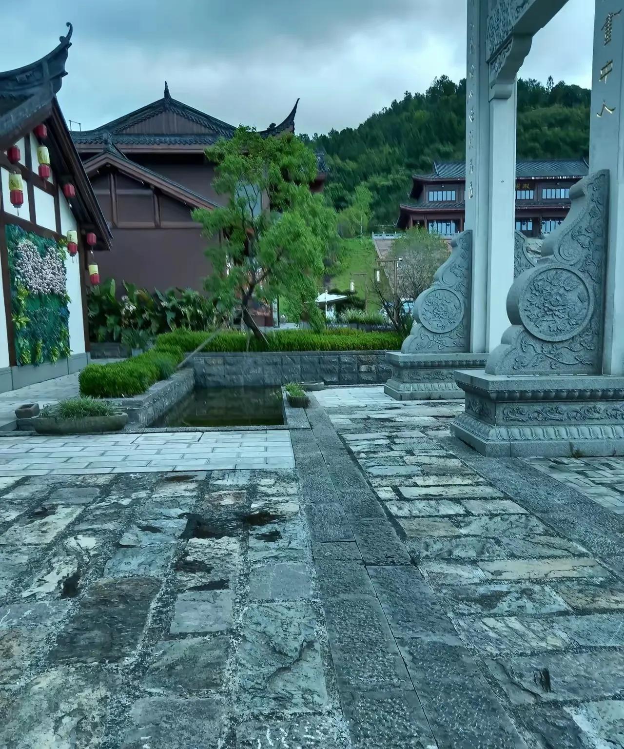 昨天晚上，我刚准备睡觉，就听到一阵急促的敲门声。很明显，是在敲对过家的门。于是，