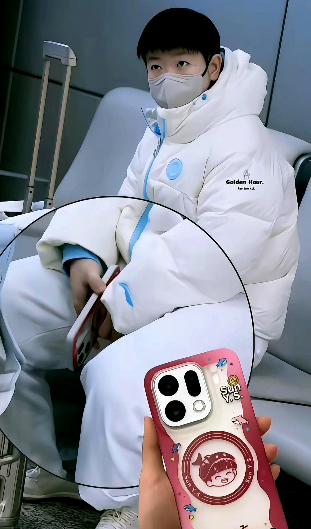 孙颖莎今晚怕是没法合眼了，才一眨眼的功夫，大家就把她这一身蓝白配给扒了个