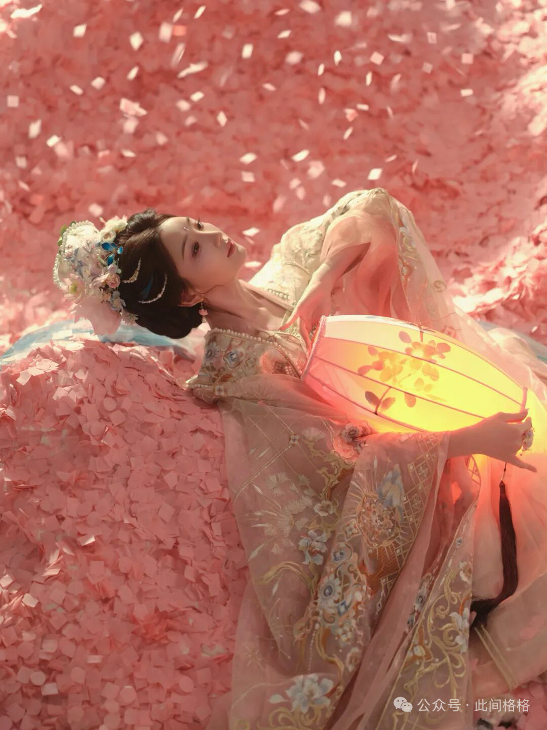 毛晓彤｜温柔风骨，惊艳春日春色染衣，花灯映面，揽尽世间所有的春日浪漫。