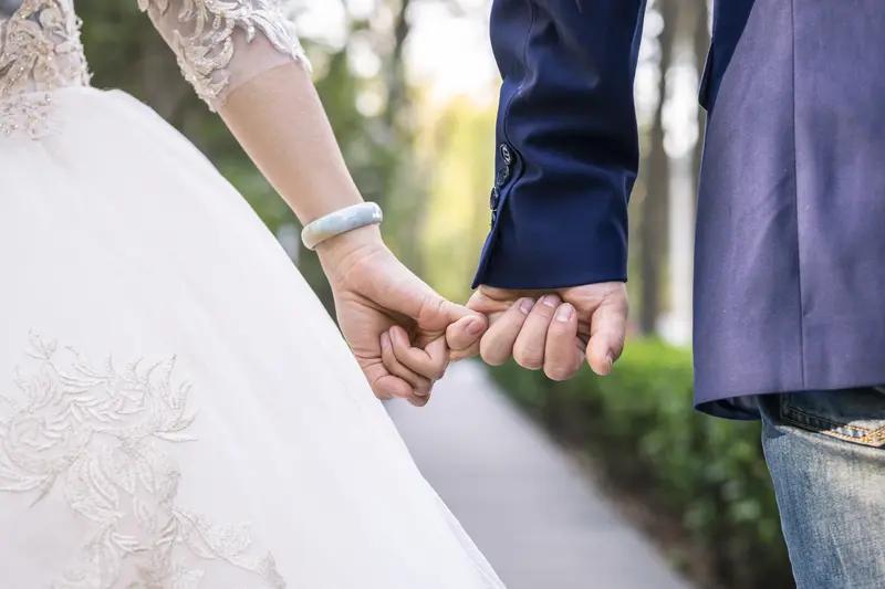 幸福的家庭大致相同，不幸福的家庭各自有不幸福。比如我和老公结婚快三十年了我们