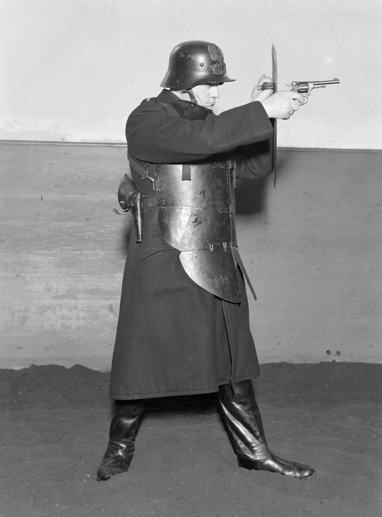 没想到现代防暴警察的重装护甲雏形，居然早在1934年就出现了，而且用的还是一战德