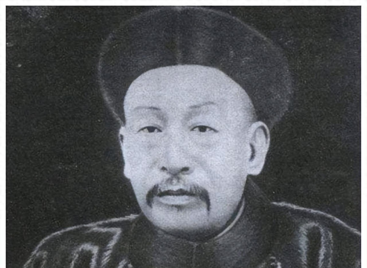 1879年，杭州巡抚谭钟麟午睡起来，路过了通房丫头李氏的卧房，见李氏美貌动人便将
