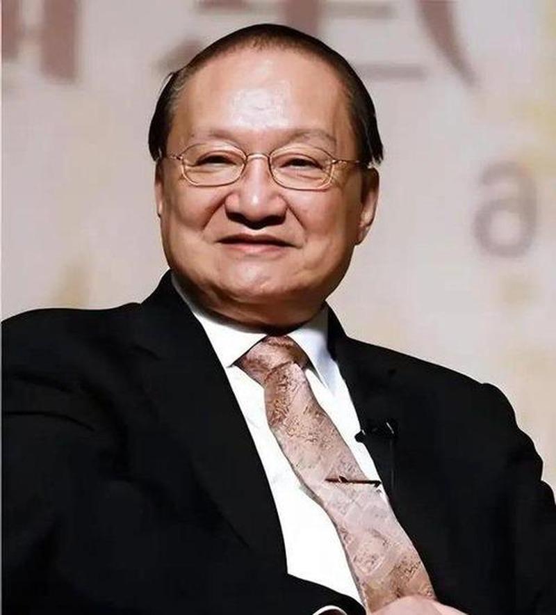 1950年,金庸真找过一份工作,面试官叫乔冠华。那是外交部,金庸的目标是当外