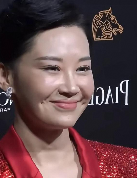 从许晴56岁活动形象看岁月与医美在脸上的痕迹