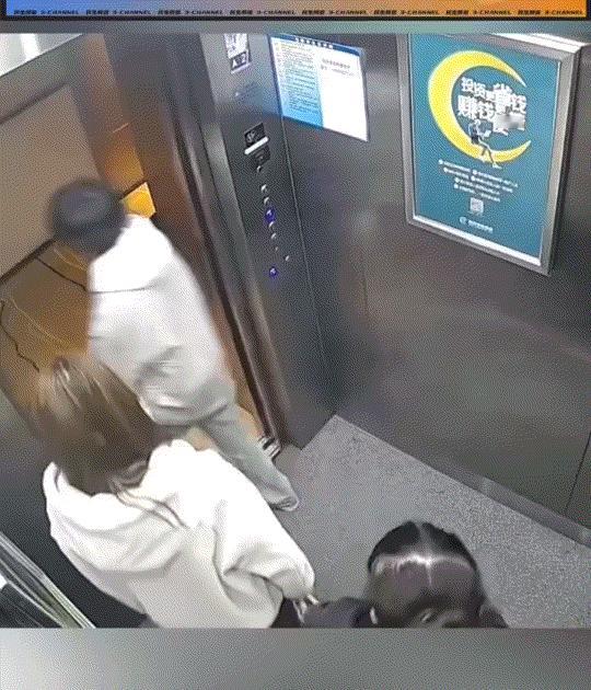 河南，一女子乘坐电梯期间，中途有人下电梯，结果当电梯门打开的一瞬间，女子手中的手