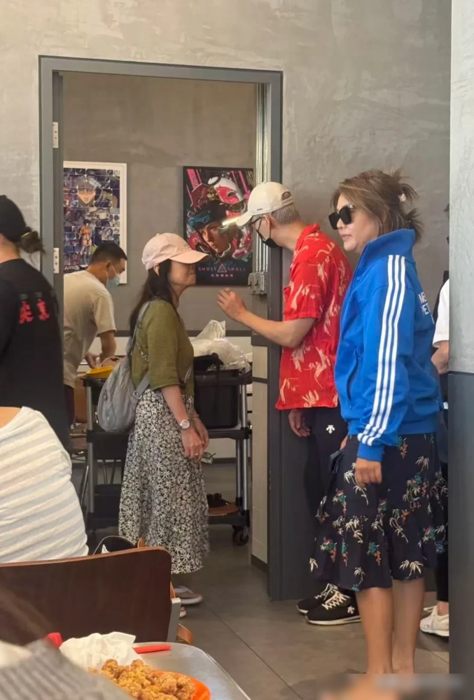 陈伟霆带妈妈去阿那亚，路人镜头全怼向他妈了。红衬衫，皮肤白得发光，结果旁边那位高个子女士更抢镜，他妈