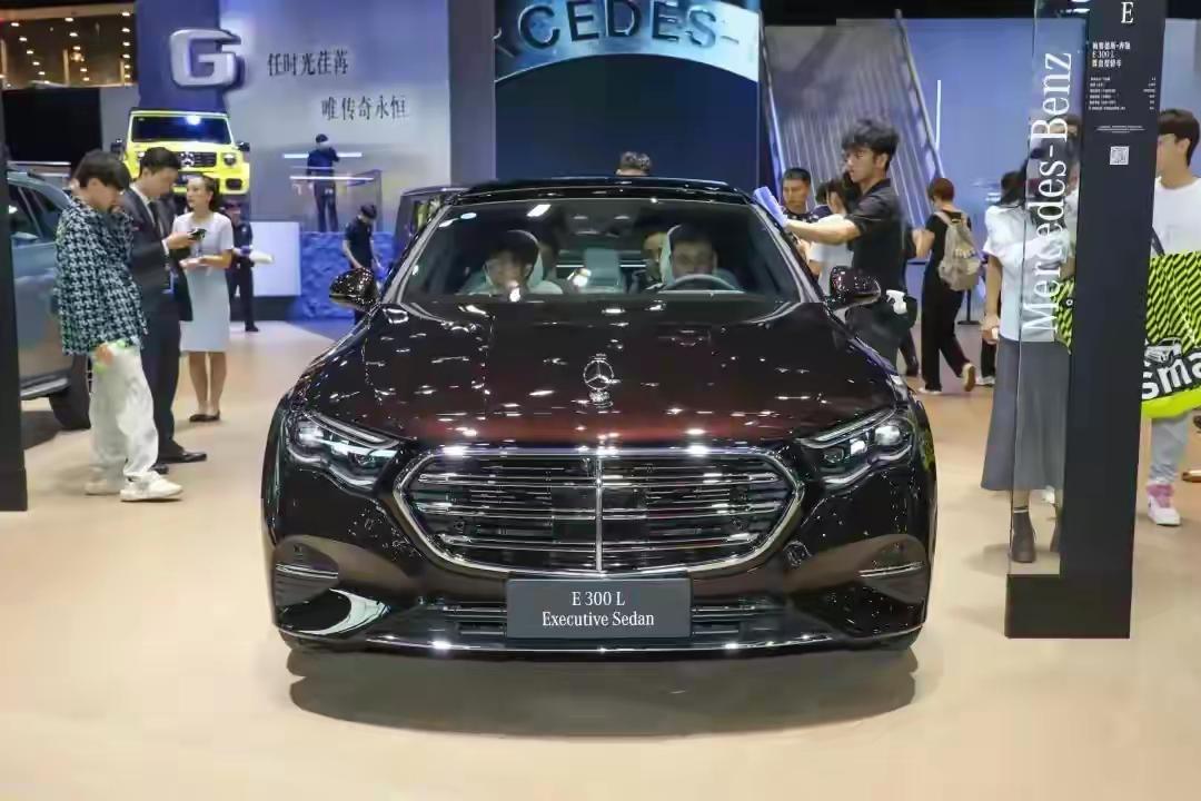 利润腰斩近半、中国销量暴跌19%！百年奔驰“三叉星徽”在新能源与国产围剿下，正经