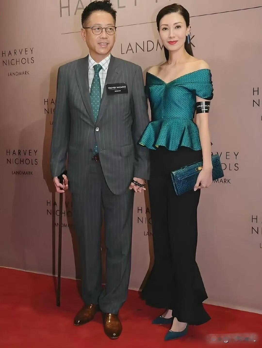 62岁许晋亨为什么啥拄着拐杖？网友纷纷猜原因！两人同框状态绝了，许晋亨虽已年过六