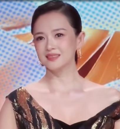 汪峰怕是肠子都悔青了章子怡近日现身，短发齐耳，看着似乎比前段时间瘦了不少，但又
