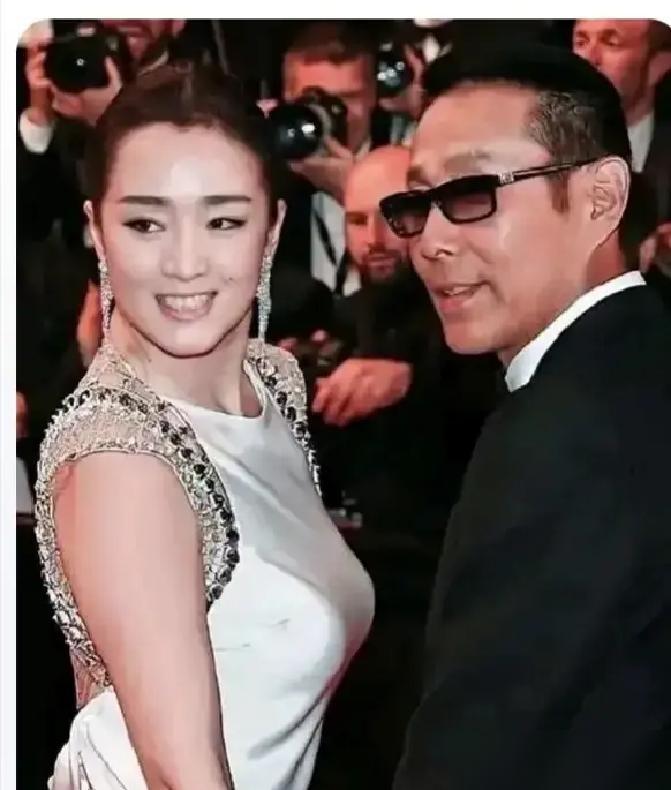 巩俐被三个丈夫堵台上，姜文葛优一脸尴尬，陈道明一句话，全场炸了。那是《归来》