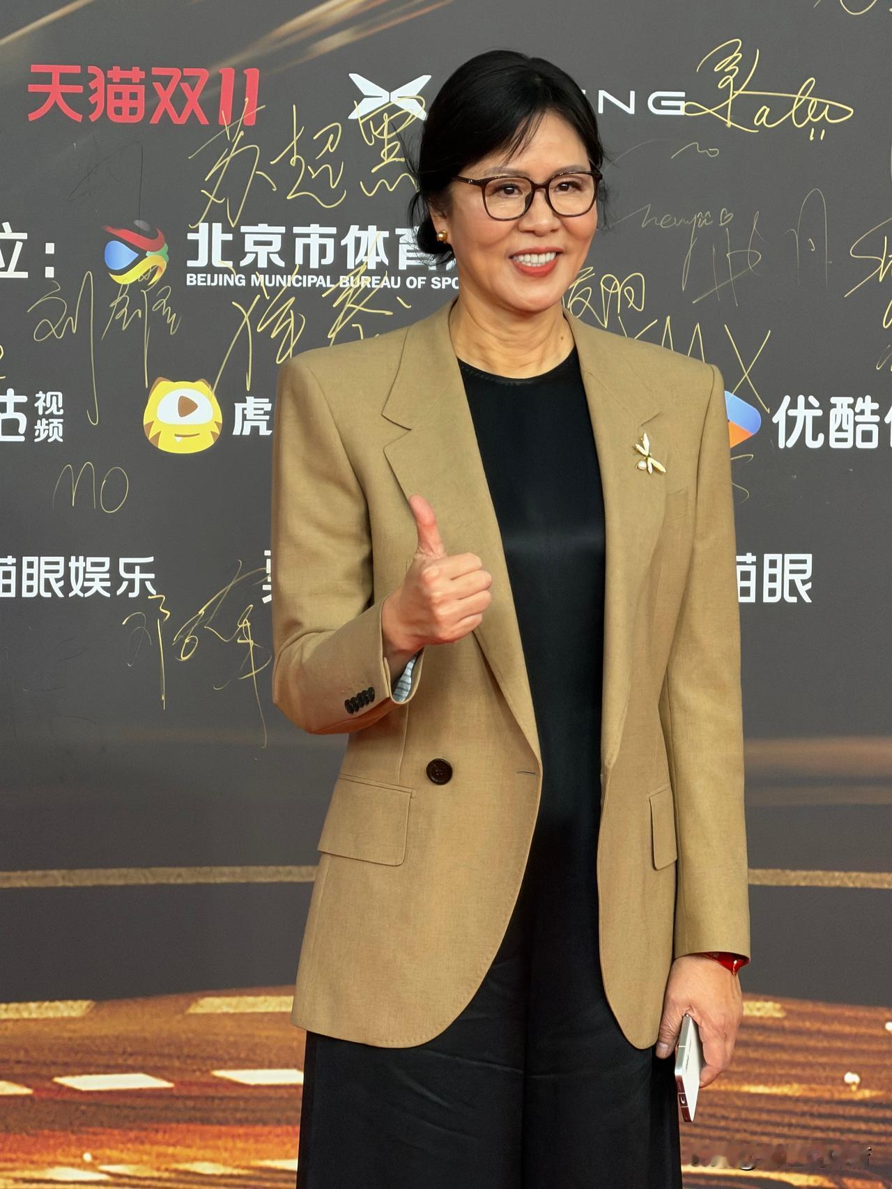 郎平是战绩出色的顶级教练，但也不是中国女排的“救世主”。她率领中国女排夺取奥运冠