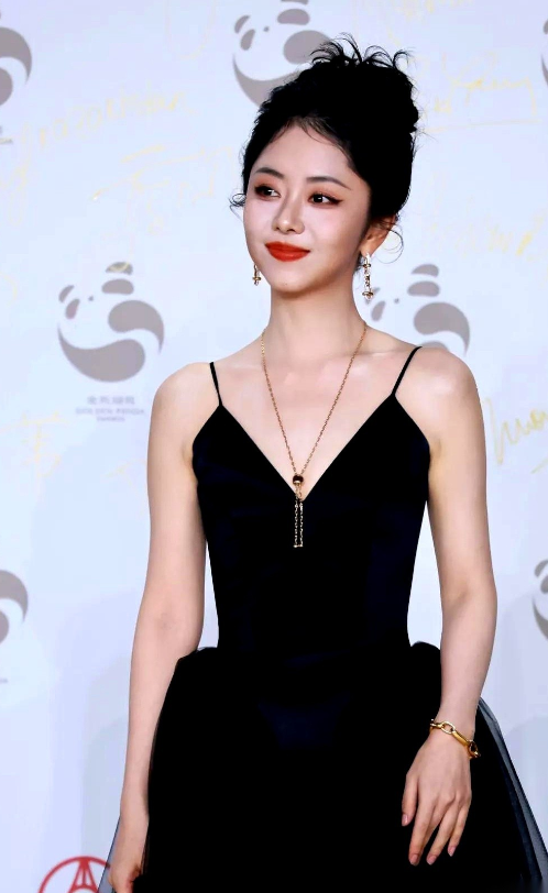 我以前真傻。还以为谭松韵不签公司，是图个清净，不想被管。今天我才琢磨过味儿来