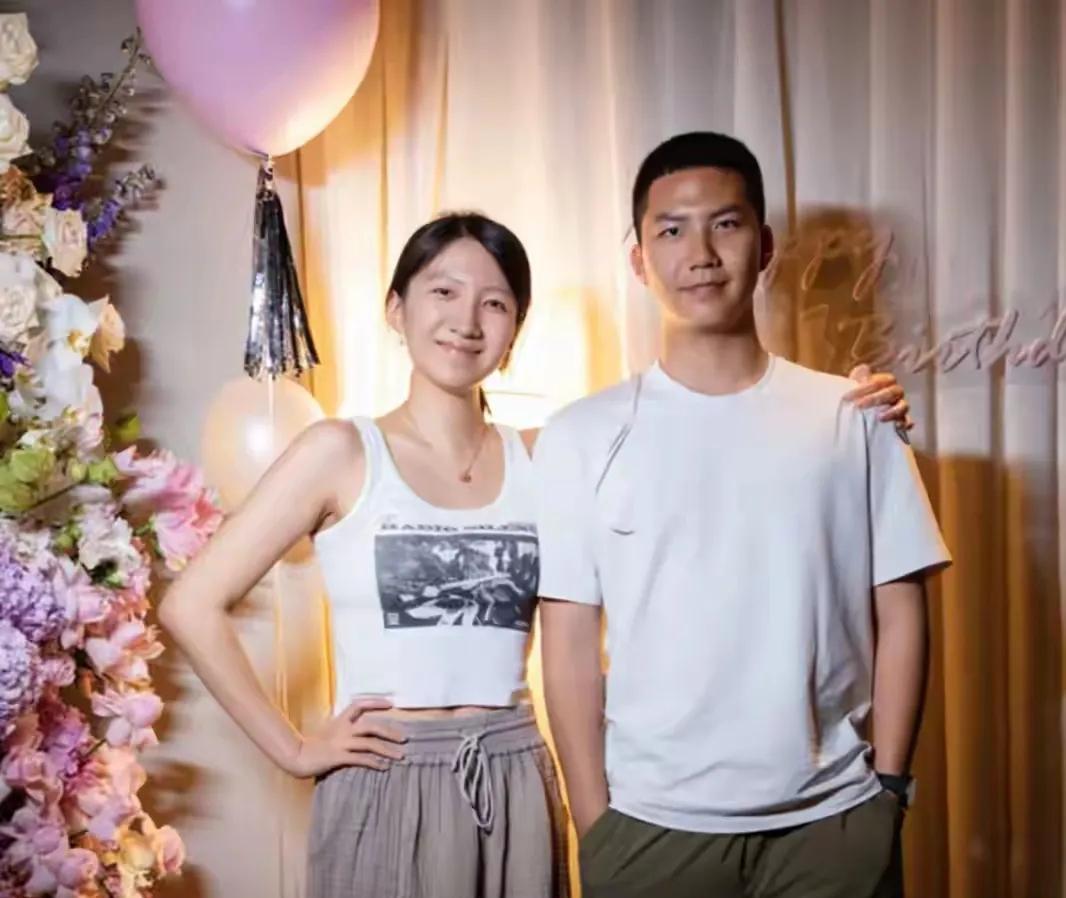 昨天，胡军家热闹非凡！原本平静的生活因为九儿24岁的生日而变得格外温馨而充满欢笑