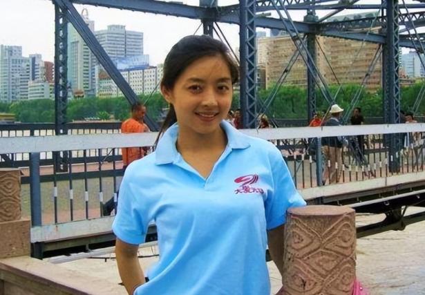 四川女主播佟瑶杭州出差路上突然“尿急”就钻进路边草丛上了个厕所，谁知十分钟之后，