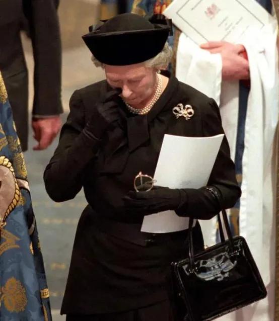 英女王唯一一次低头，居然是因为戴安娜，这应该是她过不去的坎吧！英女王没有想到，