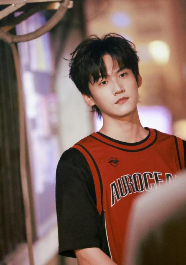 艺人周柯宇改回中国国籍2002年出生于美国，十六七岁回内娱发展，签约嘉行新悦随