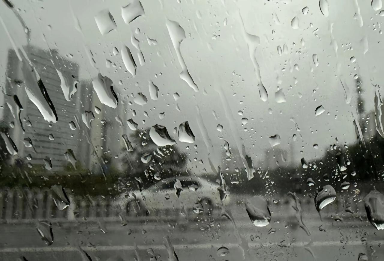 24小时连绵雨幕，预警级别跳涨，地下管廊改造效果待考。今天北京下了一整天雨。从