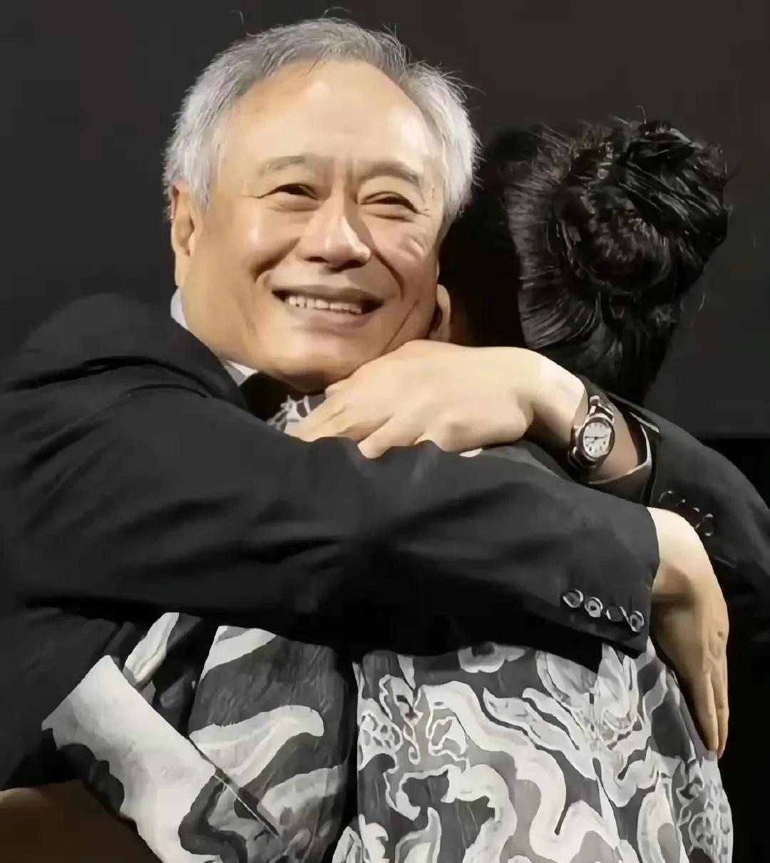 李安导演可太宠章子怡了！一顿猛夸说章子怡天生就是吃电影这碗饭的，往镜头前一杵，随