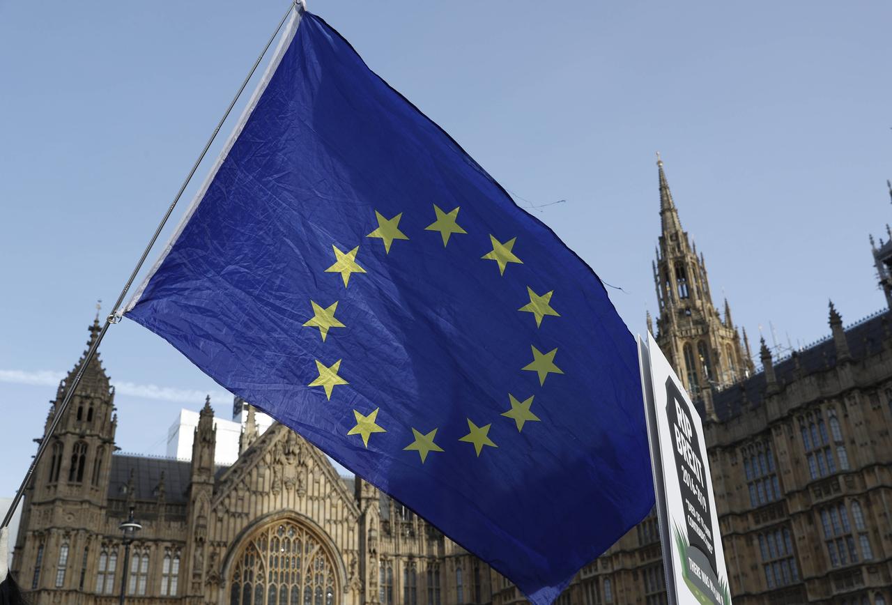 3月14号布鲁塞尔正式官宣，欧盟又对俄罗斯下手了，直接把之前的制裁延长了半年，这