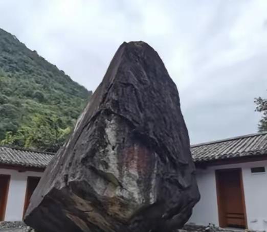 1983年怒江一中学突然飞来一颗500吨的巨石，稳稳地立在院子中央，并且只毁坏了