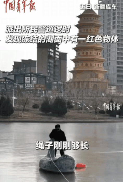 泪目！新疆，2名民警巡逻时，突然发现冻结的湖面中，有一块红色物体，起初以为是水草