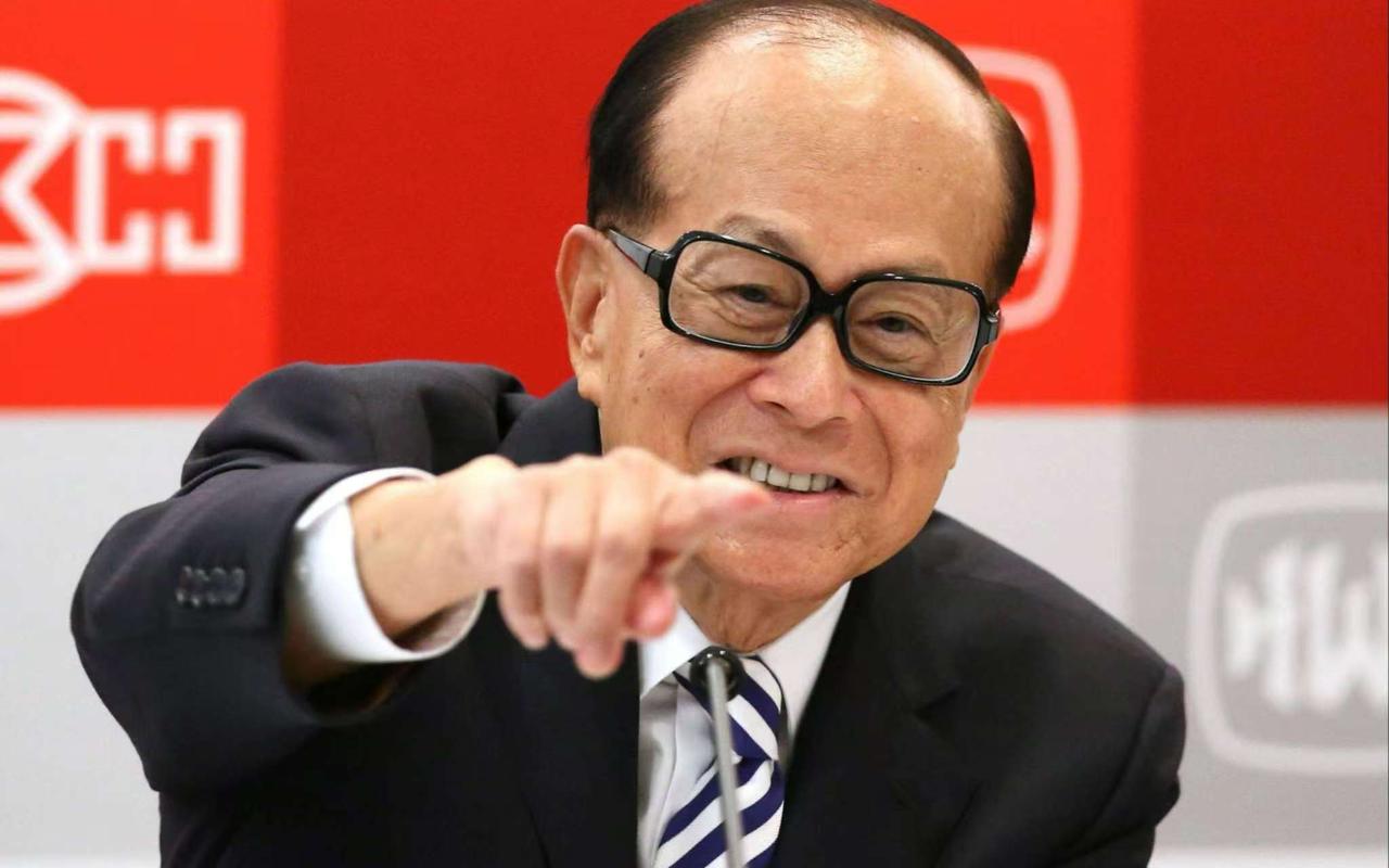 李嘉诚可能已经嗅到了危险的信号，果断卖掉了英国电网公司100%股权，套现逾11