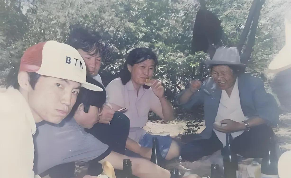 这张照片拍摄于1987年7月，黑龙江省齐齐哈尔市东北重型机械学院教师放暑假后，和