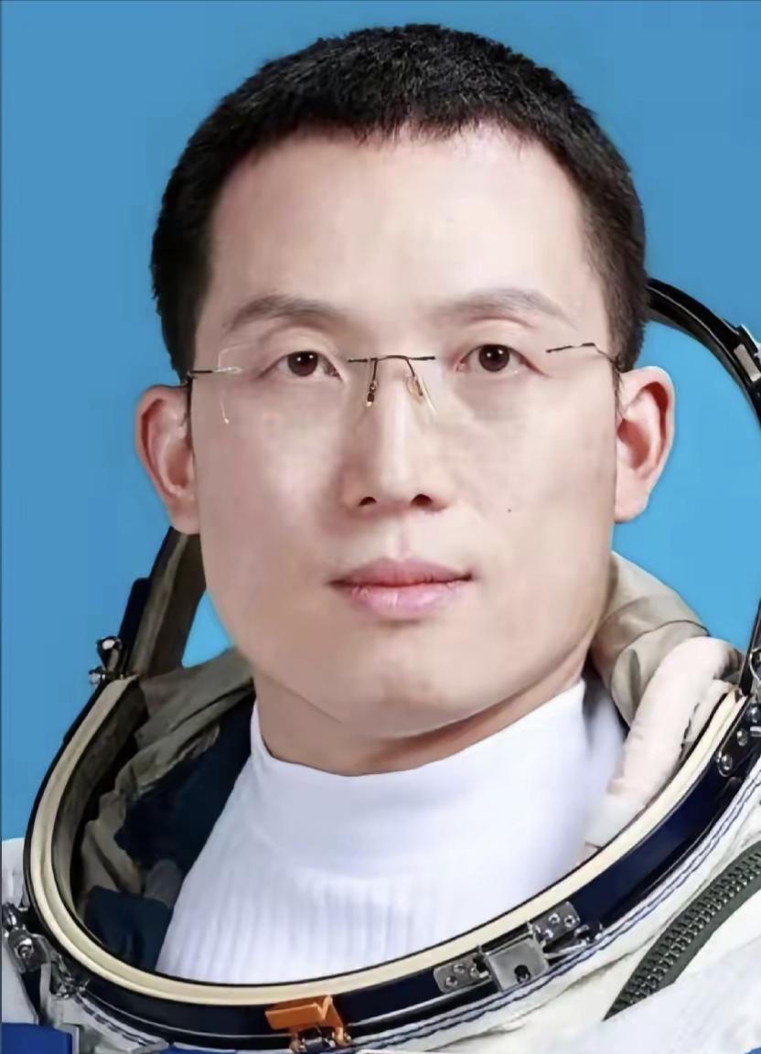 航天员张洪章平安落地，姐姐质朴感言戳中无数人航天员张洪章平安落地，他姐姐张