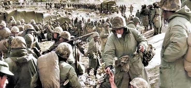 1951年，一群志愿军战士在撤退时，猛然发现眼前狭隘的小山谷里，竟然出现了成千上