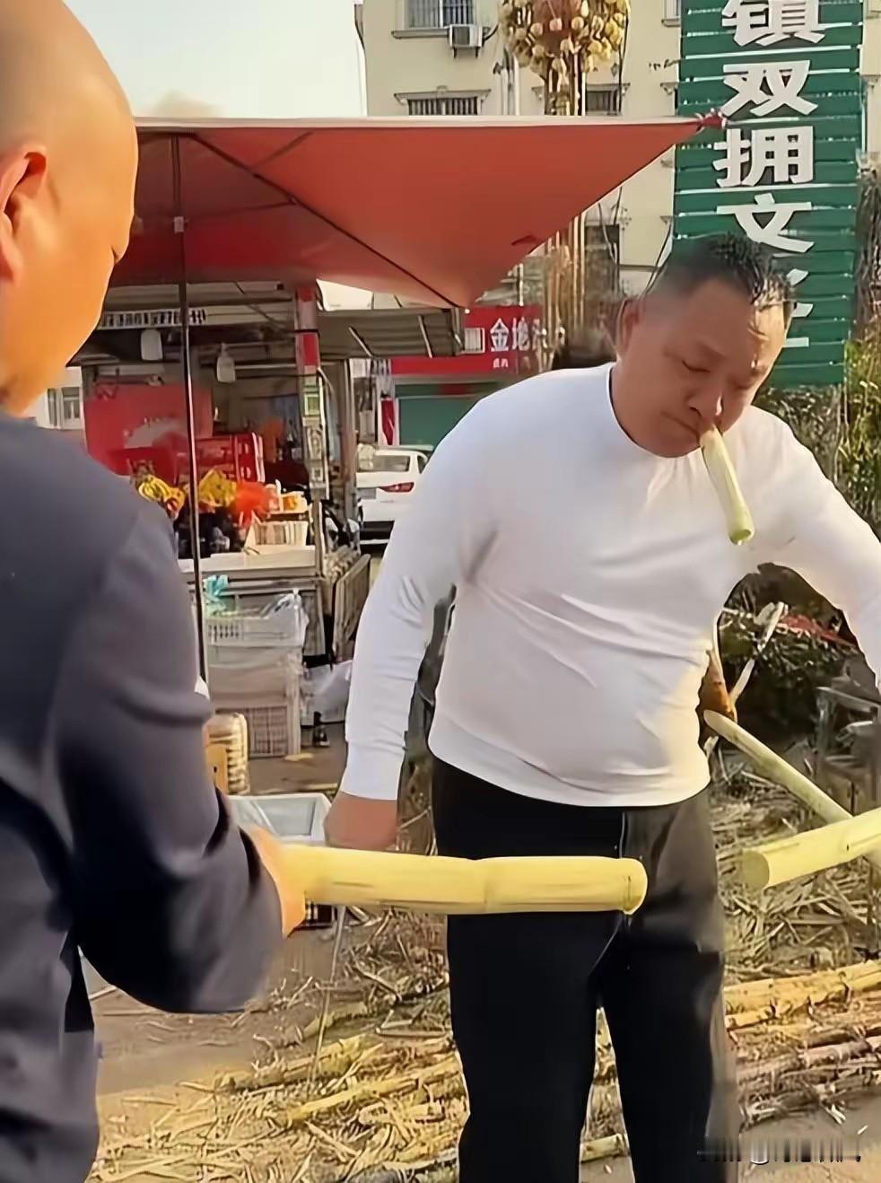 于东来退休后现身老家街头卖甘蔗，标价：削皮15元不削皮10元，边吃边叫卖松弛感拉