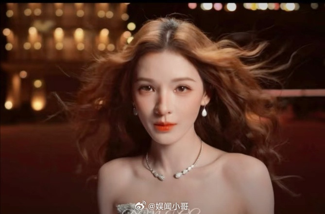 张予曦怼脸神级镜头在这怼脸神级镜头里，张予曦似一朵静静绽放的花。风轻吻发丝，也