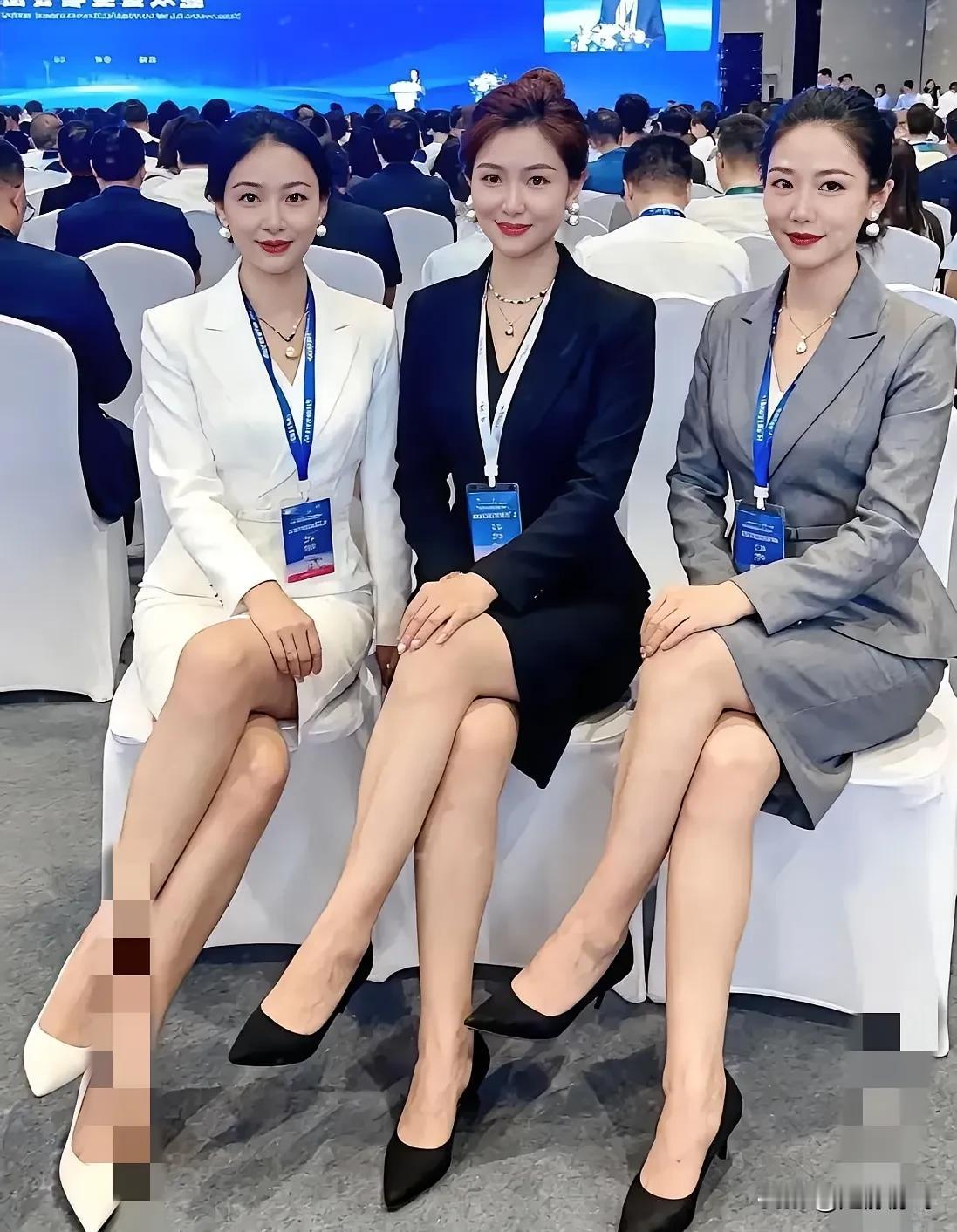 这三个人当中，其中有一个是领导，你能看出来是谁吗？